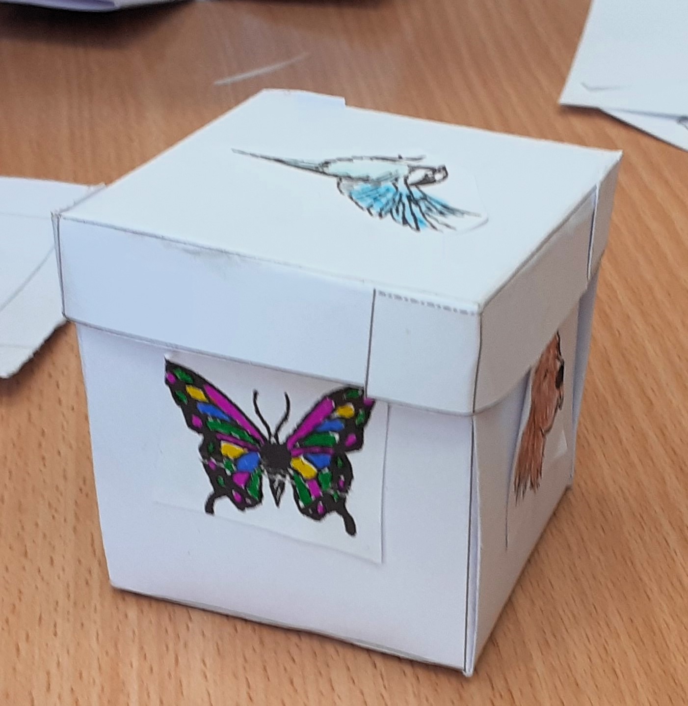 A takto je z ní vytvořena dárková krabička, která je zároveň přáním, třeba vánočním.